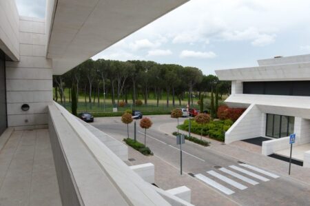 Explora la exclusividad del Paseo de los Lagos en Pozuelo de Alarcón