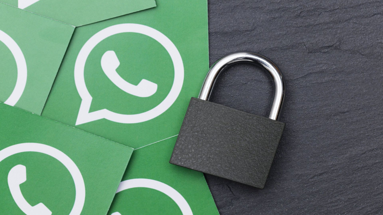 Por qué aparecen anuncios al abrir WhatsApp y cómo solucionarlo