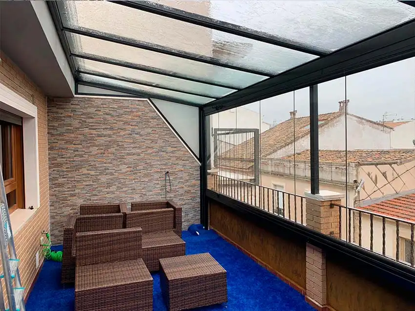 Todo sobre los techos de cristal para patios: ideas y opciones